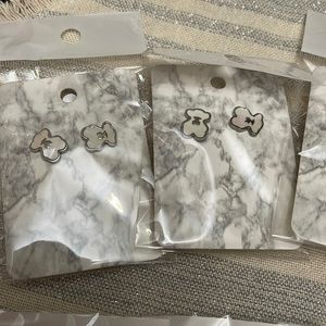 Silver 🧸 teddy bears earrings.
